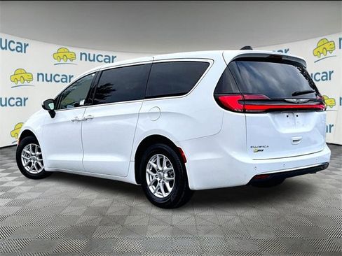 Used 2023 Chrysler Pacifica Touring-L image 2