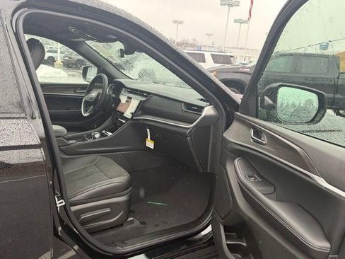 New 2026 Jeep Grand Cherokee Laredo image 11