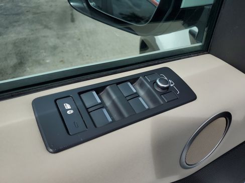 Used 2019 Land Rover Discovery SE image 18