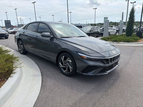 New 2026 Hyundai Elantra Limited FWD image 3