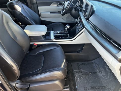 Used 2024 Kia Carnival LX image 10