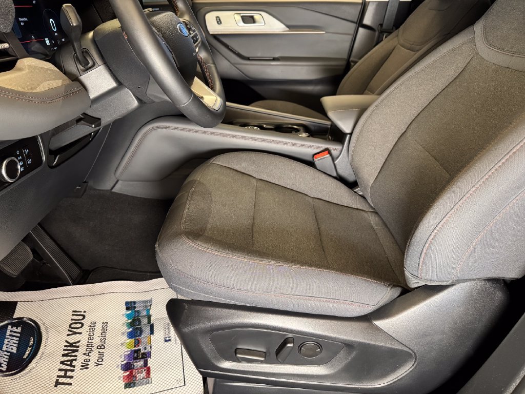 Used 2025 Ford Explorer Active AWD/4WD image 20