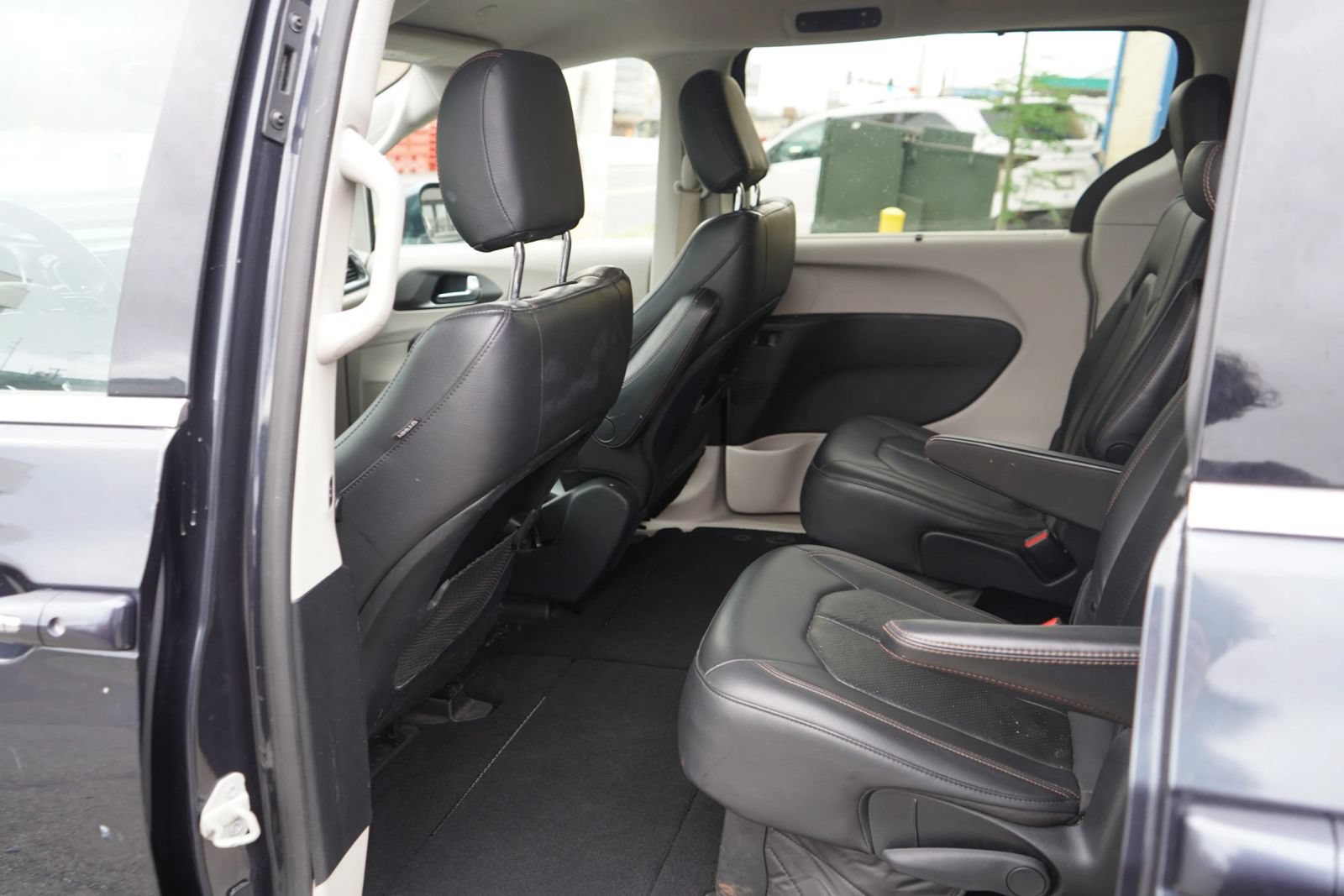 Used 2020 Chrysler Pacifica Touring-L FWD image 16