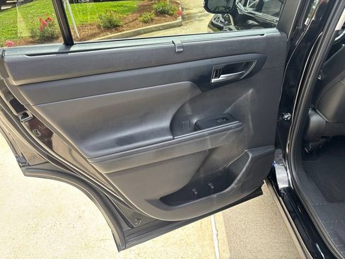 Used 2022 Toyota Highlander XLE FWD image 33
