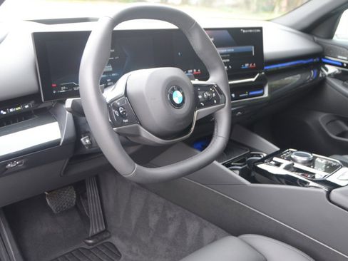 Used 2025 BMW 530i xDrive 530i xDrive (MSRP $65,150) image 19