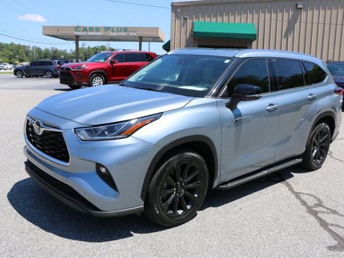 Used 2022 Toyota Highlander Limited FWD image 1