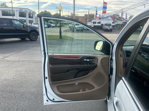 Used 2015 Chrysler Town & Country Touring w/ Driver Convenience Group image 20