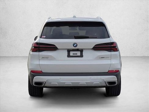 Used 2024 BMW X5 xDrive50e image 4