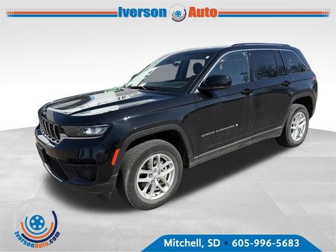 Used 2023 Jeep Grand Cherokee Laredo w/ Luxury Tech Group I AWD/4WD image 3