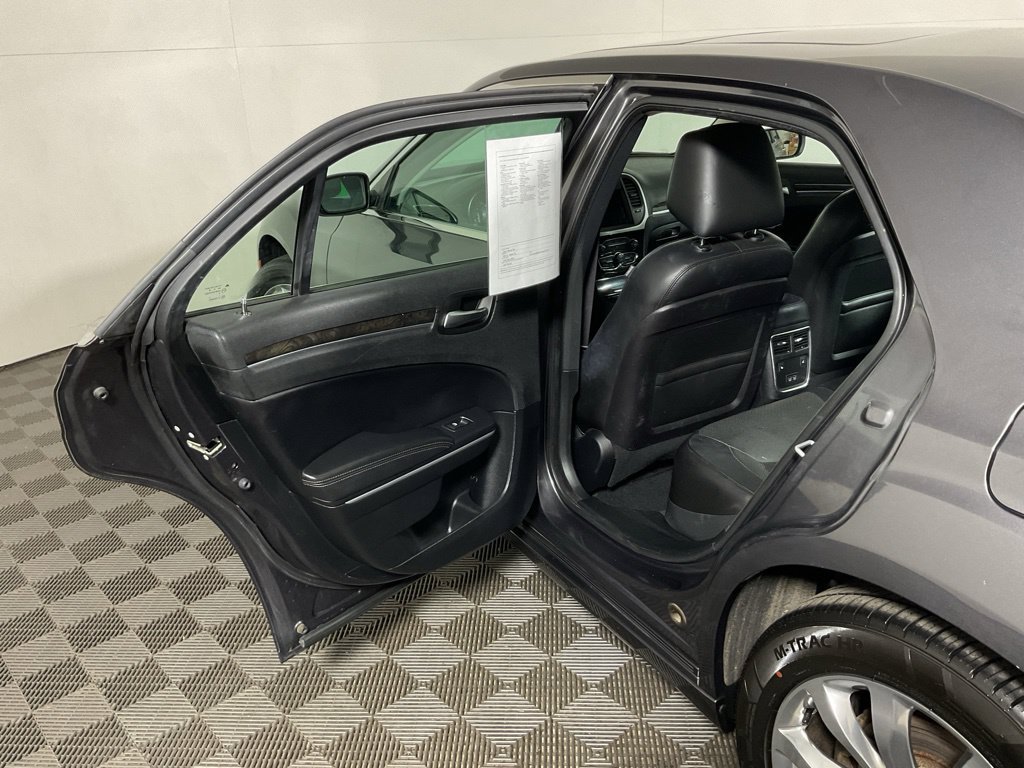 Used 2019 Chrysler 300 Limited AWD/4WD image 32