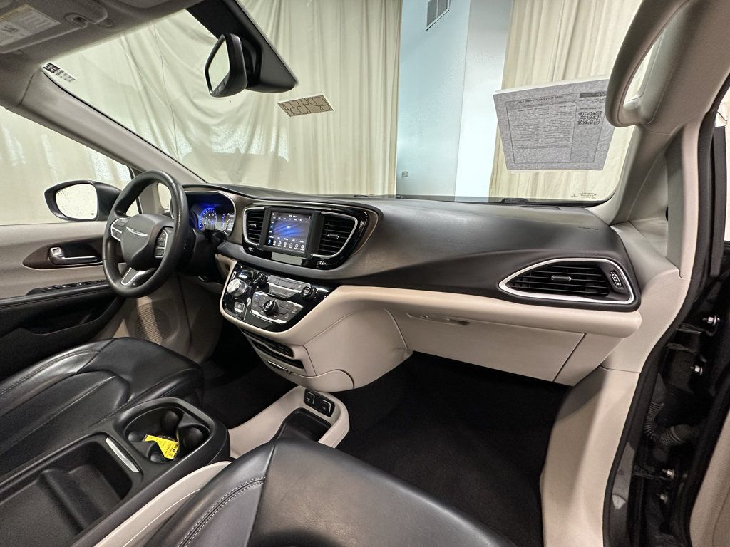 Used 2020 Chrysler Voyager Lxi FWD image 17