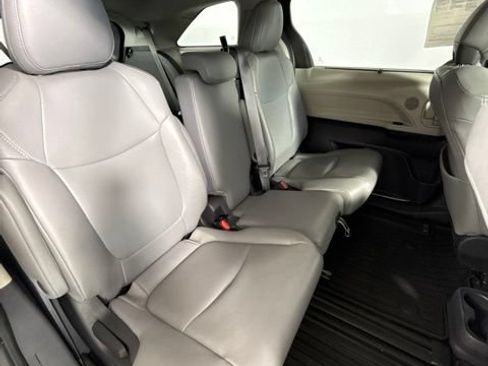 Used 2022 Toyota Sienna XLE FWD image 28