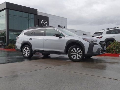 Used 2025 Subaru Outback Premium AWD/4WD image 4