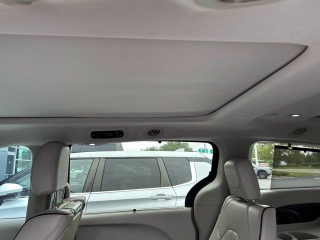Used 2017 Chrysler Pacifica Limited FWD image 21