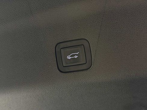 Used 2025 Chevrolet Suburban High Country AWD/4WD image 20