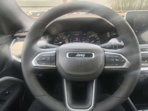 Used 2025 Jeep Compass Latitude image 14