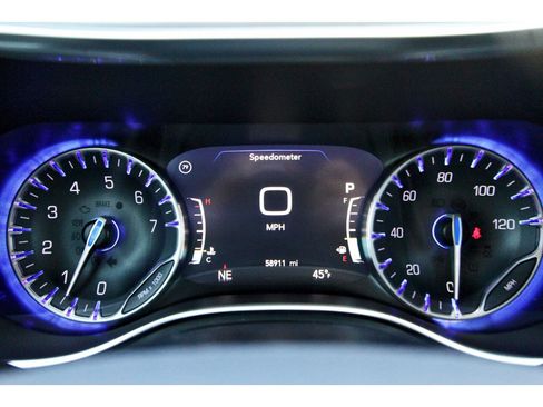 Used 2019 Chrysler Pacifica Touring Plus w/ Advanced Safetytec Group image 17