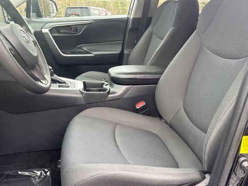 Used 2021 Toyota RAV4 LE image 8