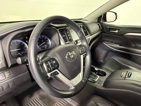 Used 2019 Toyota Highlander XLE FWD image 14