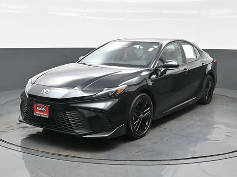 Used 2025 Toyota Camry SE image 2