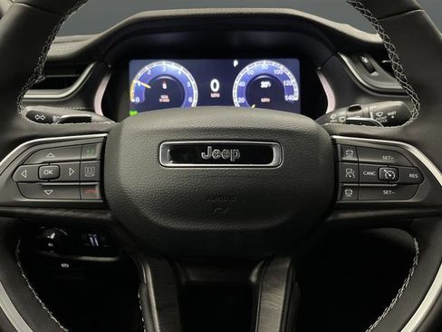 New 2025 Jeep Grand Cherokee Limited w/ Black Appearance Package image 17