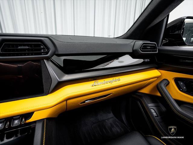 Used 2025 Lamborghini Urus SE AWD/4WD image 28