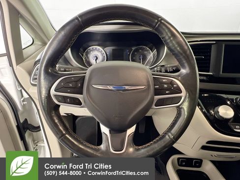 Used 2020 Chrysler Pacifica Touring-L FWD image 8