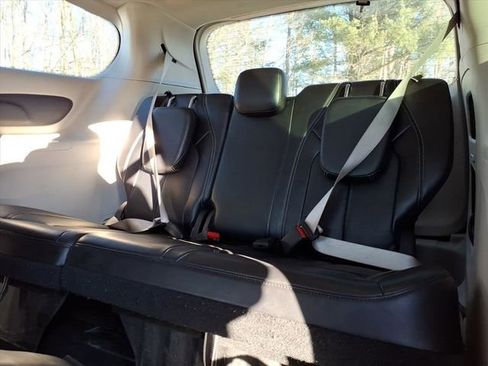 Used 2024 Chrysler Pacifica Touring-L image 9