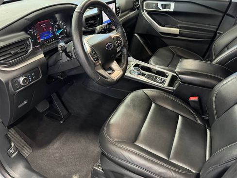 Used 2020 Ford Explorer XLT w/ Equipment Group 202A AWD/4WD image 16