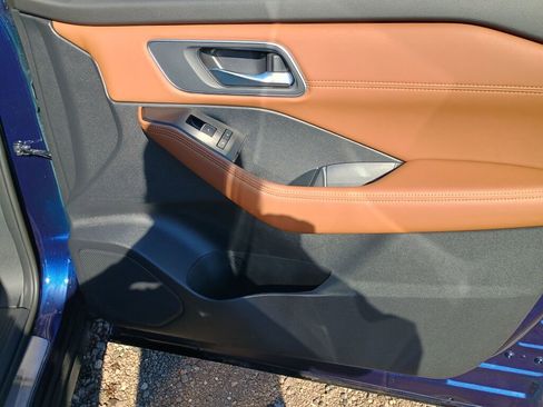 Used 2025 Nissan Rogue Platinum w/ Tech Package image 23