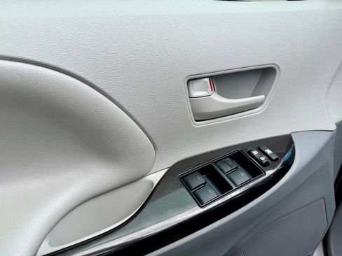 Used 2014 Toyota Sienna L FWD image 31