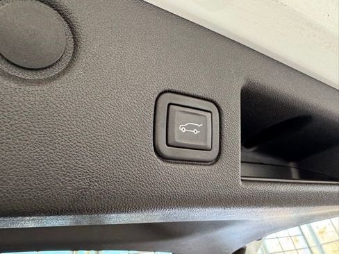 Used 2023 Chevrolet Equinox LT image 38