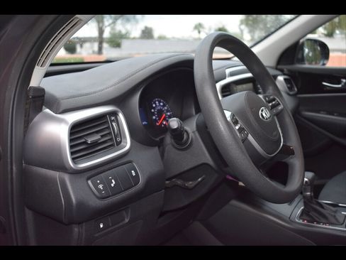 Used 2019 Kia Sorento LX image 15
