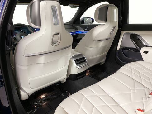 Used 2023 BMW 760i xDrive image 24