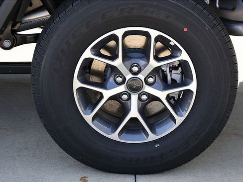 New 2025 Jeep Gladiator Sport image 5