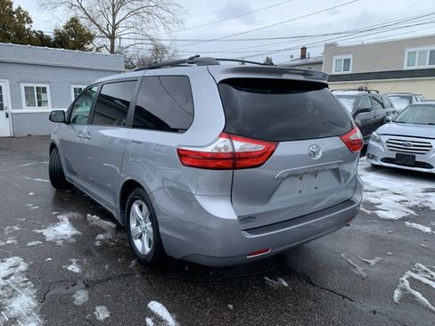 Used 2015 Toyota Sienna LE image 7