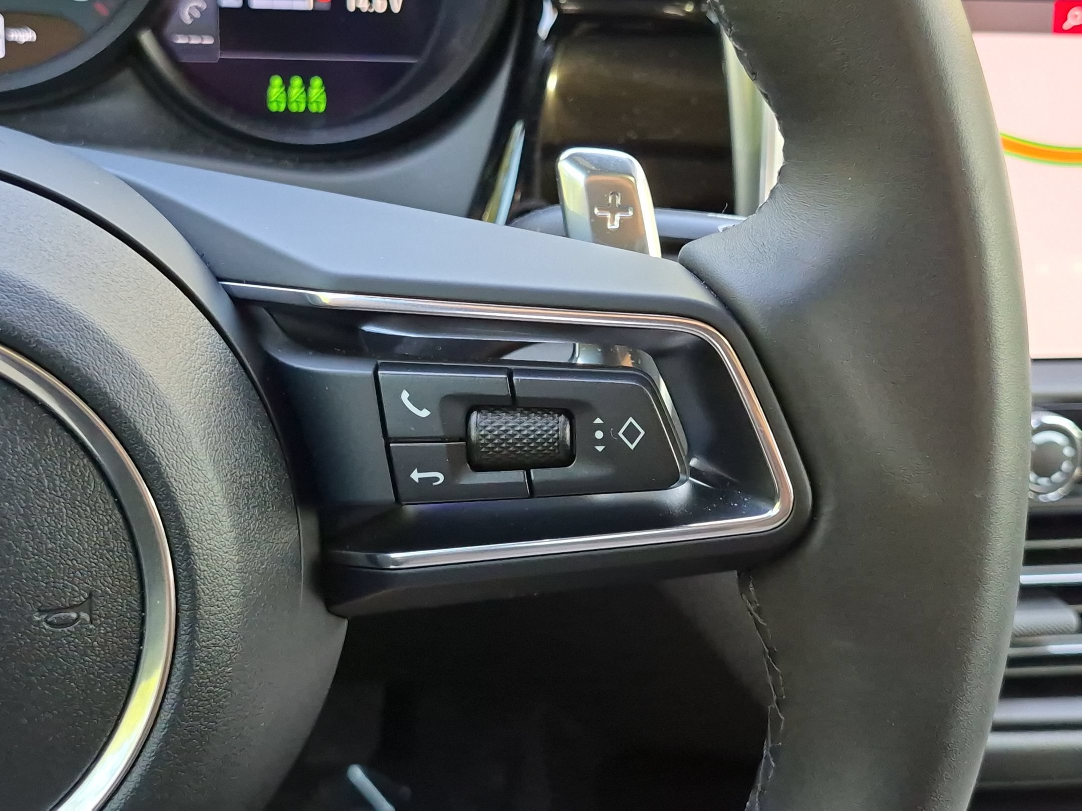 Certified 2026 Porsche Macan AWD/4WD image 9
