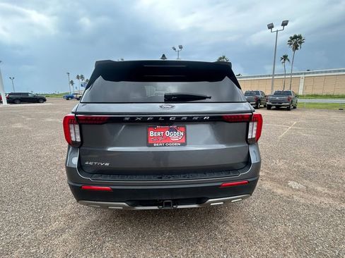 Used 2025 Ford Explorer Active w/ Active Comfort Package RWD image 5