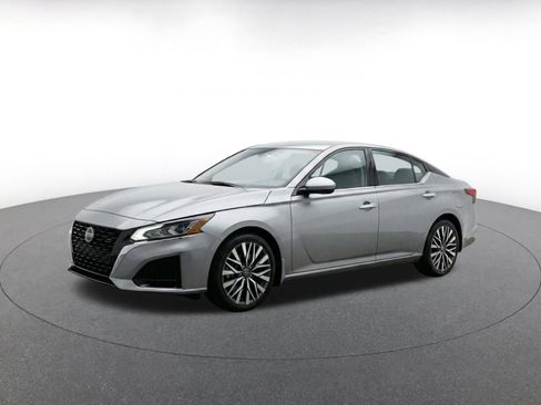 Used 2025 Nissan Altima 2.5 SV FWD image 3