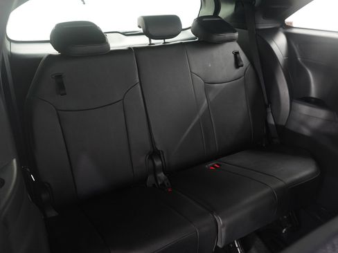 Used 2025 Toyota Sienna Platinum image 16