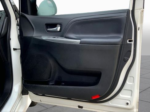 Used 2020 Toyota Sienna SE FWD image 21