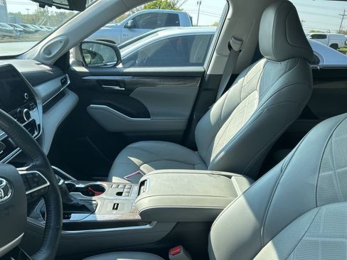 Used 2024 Toyota Highlander Platinum image 11