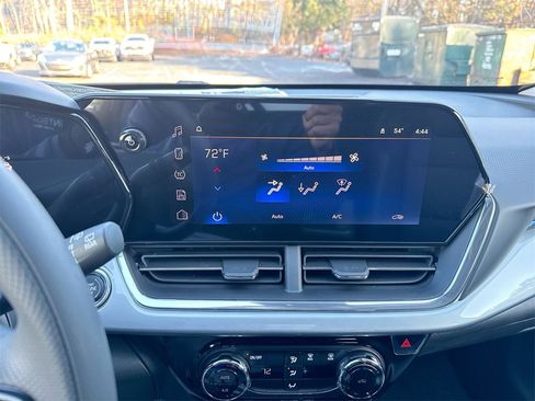 New 2026 Chevrolet Trax LT w/ Sunroof Package image 25