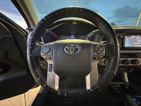 Used 2016 Toyota Tacoma SR5 w/ SR5 Appearance Package (SN) AWD/4WD image 13