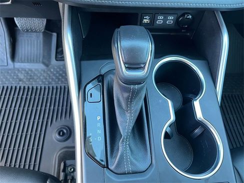 Used 2023 Toyota Highlander XLE image 12