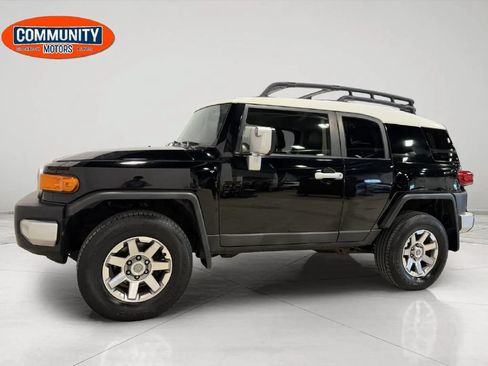 Used 2014 Toyota FJ Cruiser 4WD w/ Convenience Package image 2