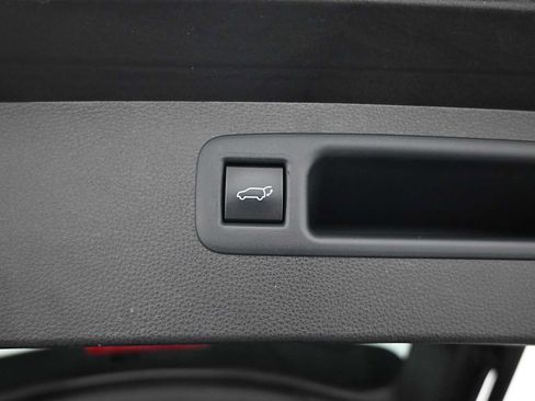 Used 2021 Toyota Highlander XLE AWD/4WD image 29