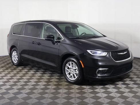 Used 2023 Chrysler Pacifica Touring-L FWD image 48