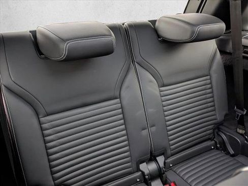 Used 2024 Land Rover Discovery Dynamic SE image 21