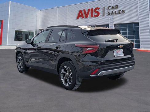 Used 2025 Chevrolet Trax LT w/ LT Convenience Package image 3